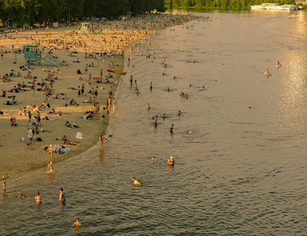 从桥到海滩的全景 还有城市里河边的许多人 首都的水上公园暑假 人们在水里游泳 妇女和男子都在一起 — 图库照片