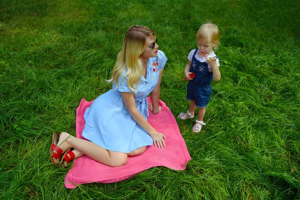Młoda Matka Jej Córeczka Puszczają Bańki Mydlane Zieloną Trawę Parku — Zdjęcie stockowe
