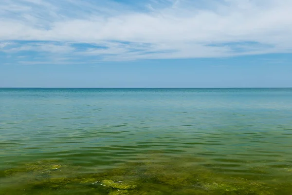 Mar Negro Verde Sujo Céu Azul Com Nuvens Brancas Paisagem — Fotografia de Stock