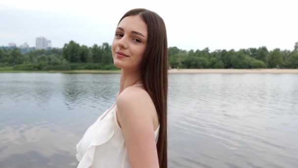 Portrait Une Jeune Fille Aux Cheveux Longs Près Rivière Dans — Video