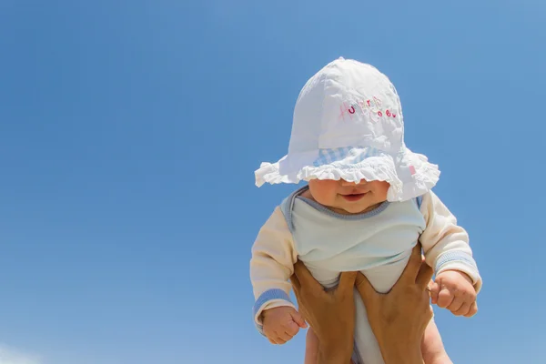 Le bébé sur les mains à maman — Photo