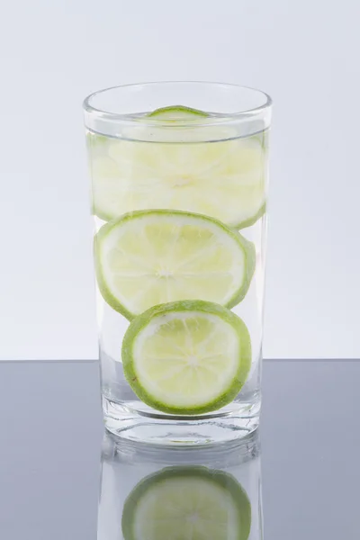 Vaso con agua y rodajas de limón — Foto de Stock