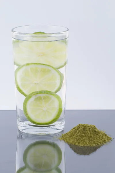 Moringa proszek z owocami cytrynowymi w szklance wody — Zdjęcie stockowe