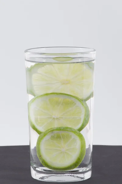 Vaso con agua y rodajas de limón — Foto de Stock