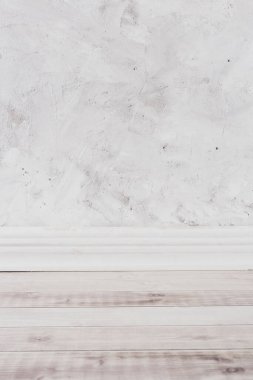 Ahşap döşeme, alçı döşeme, gri ve beyaz desenli çimento arka plan.
