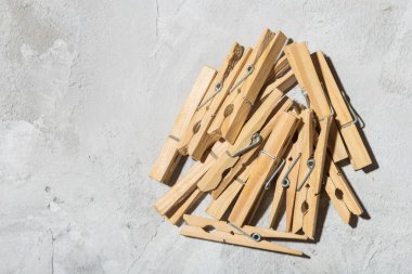 desenli beton, yakın plan resim üzerine bir grup mandal