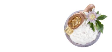 Kapsüller ve hidrolize kolajen beyaz arkaplan üzerinde izole