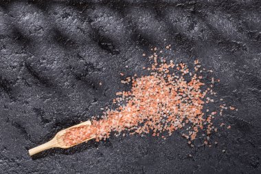 Himalaya pembe tuz kristalleri siyah arkaplanda, metin için boşluk