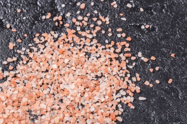 Himalaya pembe tuz kristalleri siyah arkaplanda, metin için boşluk