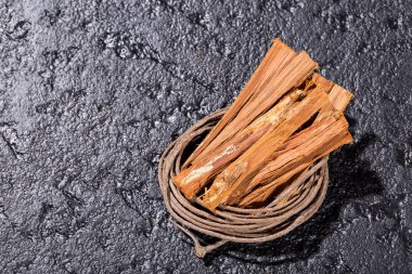 Kedi pençesi kabuğu, kara arka planda uncaria tomentosa.