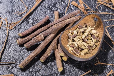 Meyan kökü sapları, siyah arka planda tıbbi bitki.