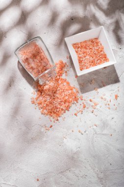 Pembe himalaya tuzu, beyaz arka planda kasede.