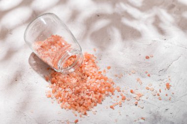 Pembe himalaya tuzu, beyaz arka planda kasede.