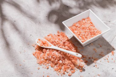 Pembe himalaya tuzu, beyaz arka planda kasede.