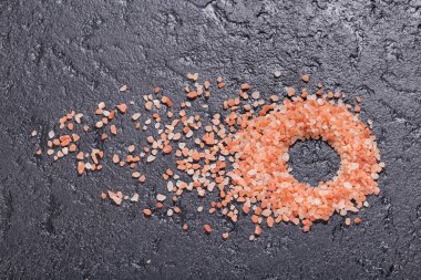 Pembe himalaya tuzu, siyah arka planda kasede.