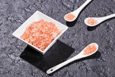 Pembe himalaya tuzu, siyah arka planda kasede.