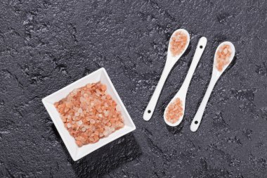 Pembe himalaya tuzu, siyah arka planda kasede.