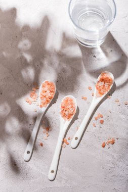 Pembe himalaya tuzu, beyaz arka planda kasede.