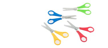 Beyaz arkaplan üzerindeki kiremit kağıdını kesmek için makas, metin için boşluk