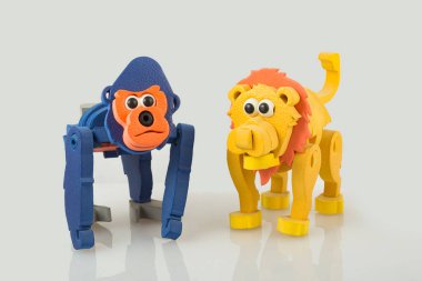 maymun ve oyuncak aslan, beyaz arkaplanda, resmi kapat