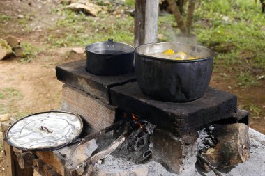Odun sobasında yemek hazırlama, Kolombiya kırsalında geleneksel yemek pişirme sistemi.