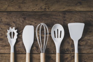 Mutfak Utensil Kümesi Ahşap Masaüstüne Düzenlenmiş