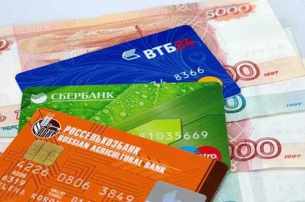 Tarjetas bancarias de plástico en dinero ruso — Foto de Stock