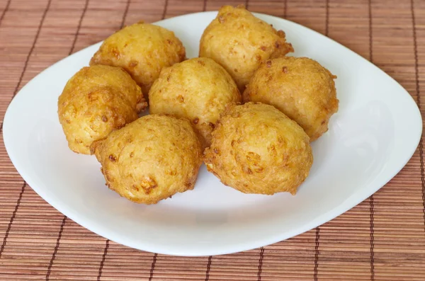 Donuts de queijo de casa de campo caseiro em um prato — Fotografia de Stock