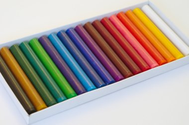 Renkli petrol pastel beyaz bir levha üzerinde bir kutu içinde