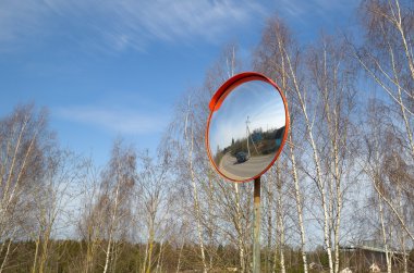 Sokak yol üzerinde inceleme ayna