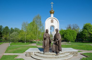 Peter ve Fevronia heykeli arka planında kilisenin Dmitrov, Rusya Federasyonu 