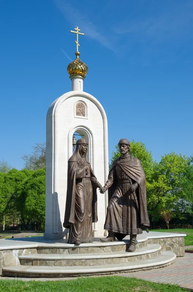 Rzeźba Piotra i Fevronia w tle kaplicy, Dmitrov, Federacja Rosyjska — Zdjęcie stockowe