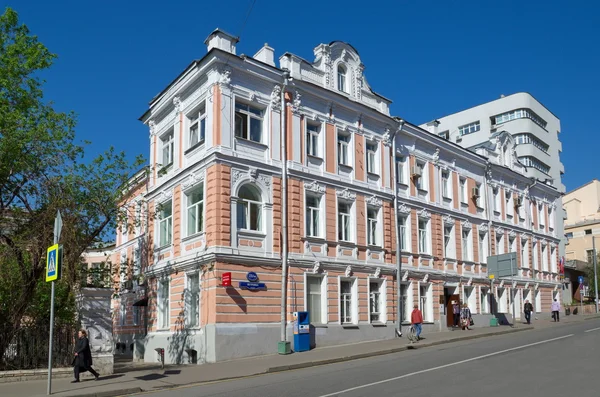 Zabytkowy budynek w Petrovka street, Moscow, Federacja Rosyjska — Zdjęcie stockowe