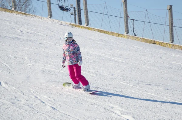 Κατεβαίνει το βουνό snowboarder — Φωτογραφία Αρχείου