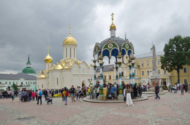 Sergiev Posad, Rusya - 24 Temmuz 2019: Kutsal Üçlü Sergius Lavra topraklarındaki turistler. Rusya 'nın altın yüzüğü