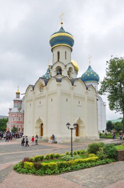 Sergiev Posad, Rusya - 24 Temmuz 2019: Kutsal Ruh 'un Çöküşü Kilisesi Kutsal Trinity St. Sergius Lavra. Rusya 'nın altın yüzüğü