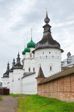 Rostov Veliky, Rusya - 24 Temmuz 2019: Rostov Kremlin 'in kuleleri ve kubbeleri. Rusya 'nın altın yüzüğü