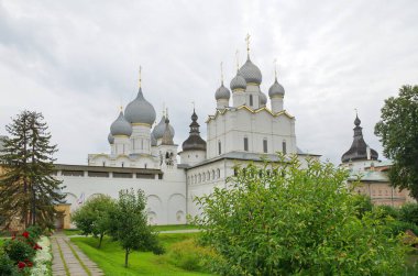 Büyük Rostov (Veliky), Rusya - 24 Temmuz 2019: Rostov Kremlin topraklarındaki İsa 'nın Dirilişi ve Varsayım Katedrali Kilisesi. Rusya 'nın altın yüzüğü