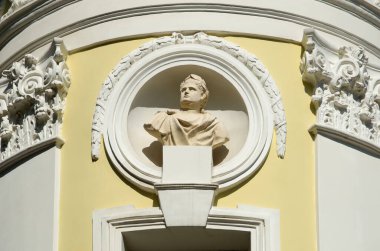 Moskova, Rusya - 30 Ağustos 2019: Hermitage pavyonunun bir parçası Antik Roma İmparatoru 'nun Kuskovo Müzesi' ndeki büstü