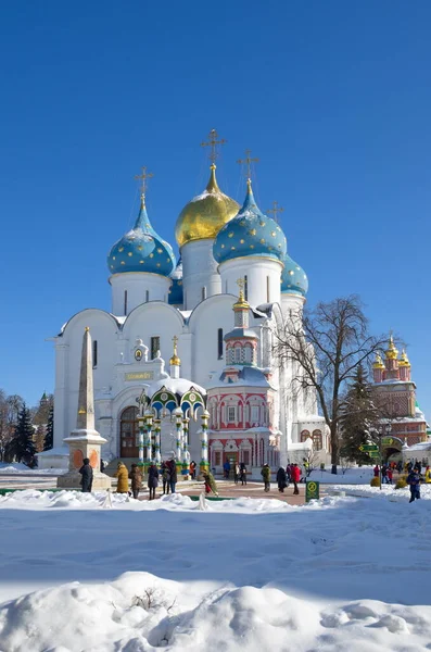 Sergiev Posad モスクワ地方 ロシア 2018年2月27日 聖三位一体聖セルギウス ラブラ 聖母マリアの前提の大聖堂 礼拝堂や聖水礼拝堂とよく仮定 — ストック写真
