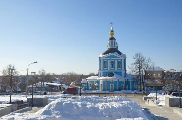 在一个阳光明媚的冬日 看到了第一位使徒彼得和保罗的教堂 Sergiev Posad 莫斯科地区 俄罗斯 — 图库照片