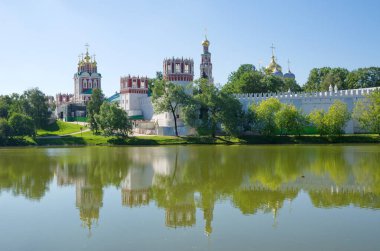 Göletten Novodevichy Manastırı 'nın manzarası. Moskova, Rusya