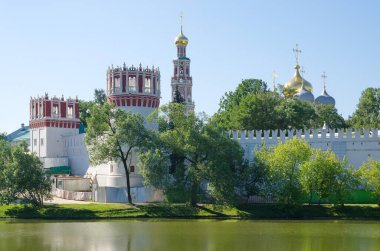 Güneşli bir yaz gününde Novodevichy Manastırı manzarası. Moskova, Rusya