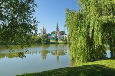 Novodevichy manastırı ve Büyük Novodevichy göleti yaz manzarası. Moskova, Rusya
