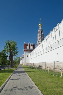 Moskova, Rusya 'daki Novodevichy Manastırının kuleleri ve duvarları