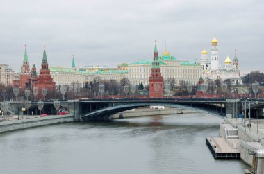 Moskova Kremlin ve Büyük Taş Köprüsü 'nün bir kış akşamı manzarası. Moskova, Rusya