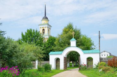 Peter ve Paul Kilisesi 'nin kapısı ve Selizharovo köyündeki Kutsal Üçlü Selizharov Manastırı' nın çan kulesi. Tver Bölgesi, Rusya