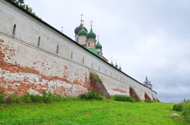 Goritsky Manastırı 'nın duvarları ve tapınakları görünüyor. Pereslavl-Zalessky, Yaroslavl bölgesi. Rusya 'nın Altın Yüzüğü