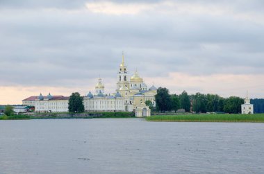 Nilo-Stolobenskaya Çölü ve Seliger Gölü manastırı akşam manzarası. Tver Bölgesi, Rusya