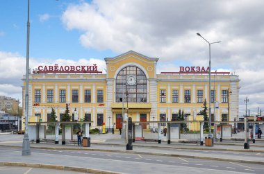 Moskova, Rusya - 26 Nisan 2021: Savelovsky tren istasyonu binasının manzarası